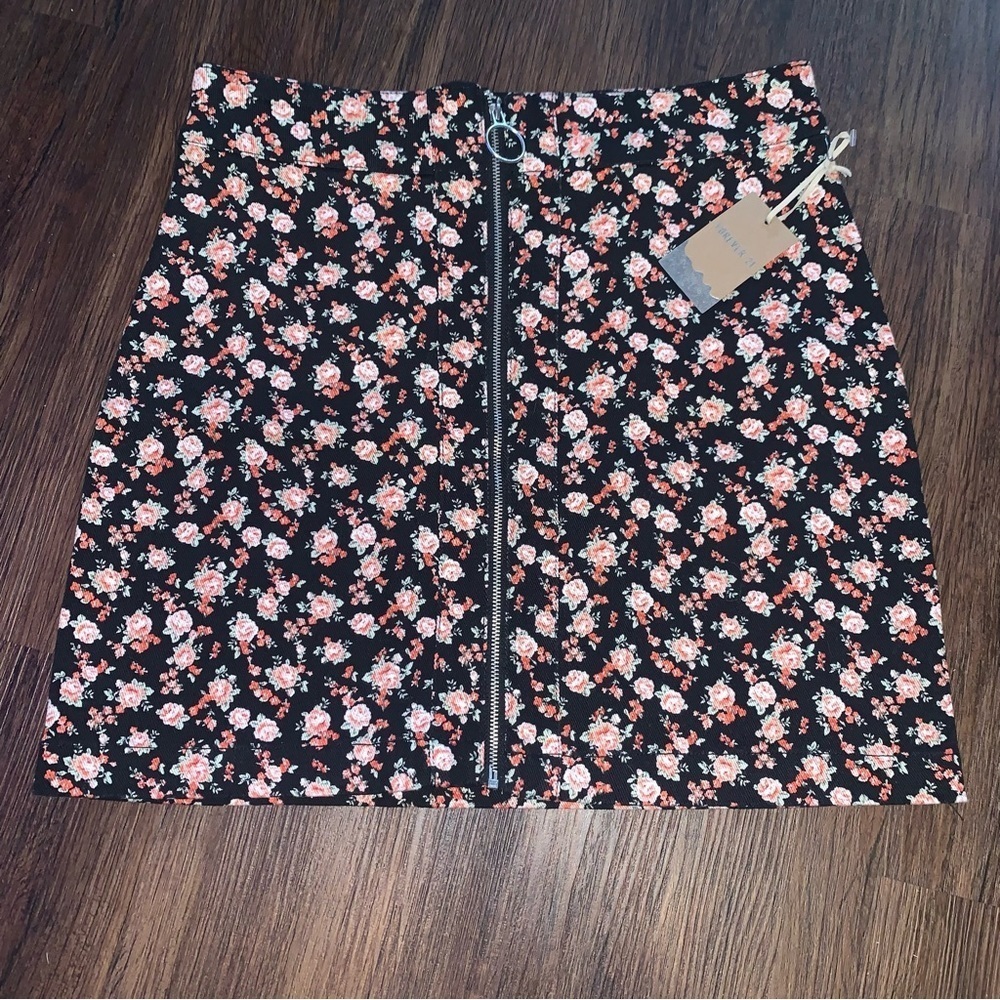 Forever 21 Floral/Rose full zip denim mini skirt, size medium NWT - Picture 5 of 9